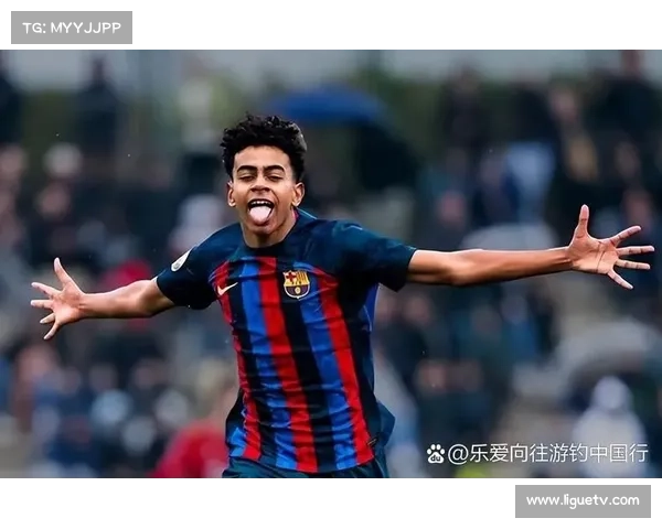 巴萨小将训练场模仿克鲁伊夫转身,青训教练现场指导